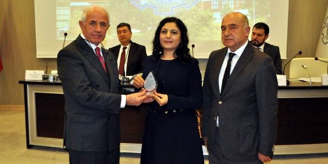 Kutso’dan Yrd. Doç. Dr. Pınar Yazgaç’a Teşekkür Plaketi