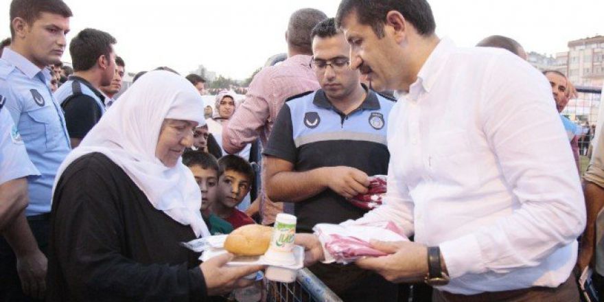 Eyyübiye Belediyesi Vatandaşlara Bayrak Ve Kumanya Dağıttı
