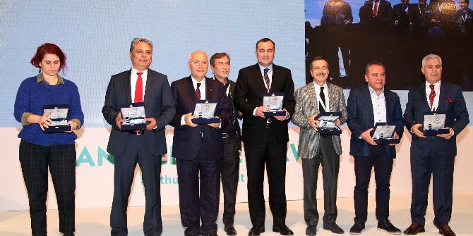 İnsani Gelişme Zirvesi’nde Yenimahalle’ye Plaket