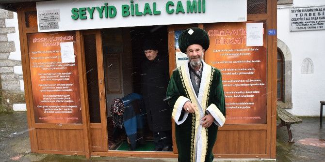 Ertuğrul Gazi Kıyafetiyle Türbeleri Geziyor