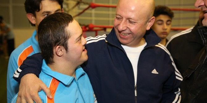 Başkan Çolakbayrakdar Başarılı Sporcuları Ödüllendirdi