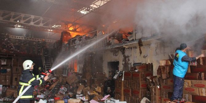 Adana’da Plastik Eşya Deposunda Yangın