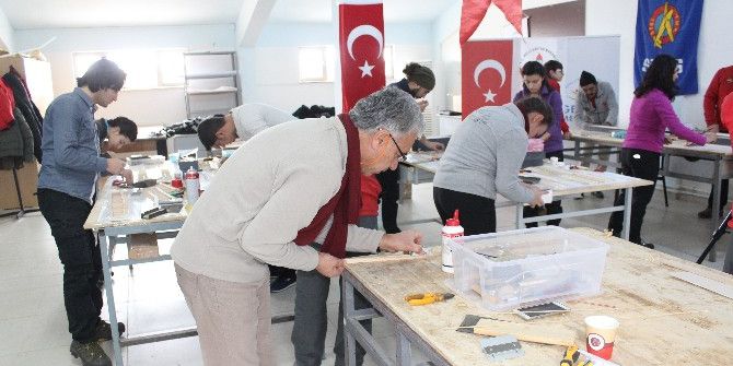 Model Uçak Yapımı Ve Serbest Uçuş Eğitimi İçin Eskişehir’e Geldiler