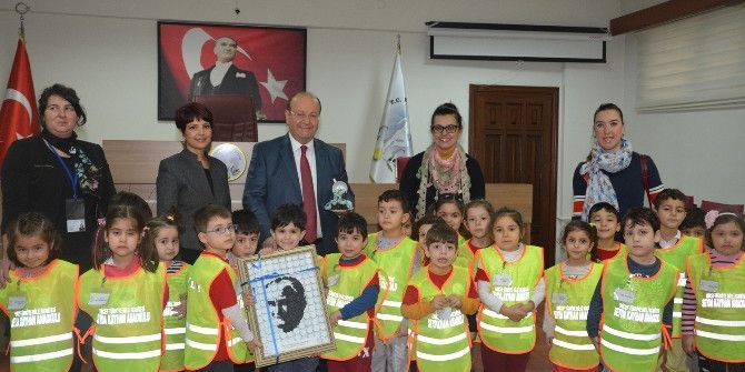 Çevreci Miniklerden Başkan Özakcan’a Anlamlı Hediye