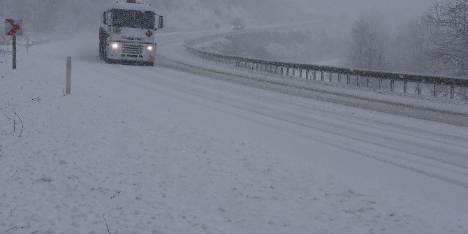 Sinop’ta Yoğun Kar Yağışı Sürücülere Zor Anlar Yaşattı