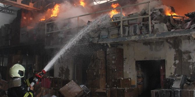 Plastik Eşya Deposundaki Yangın Devam Ediyor