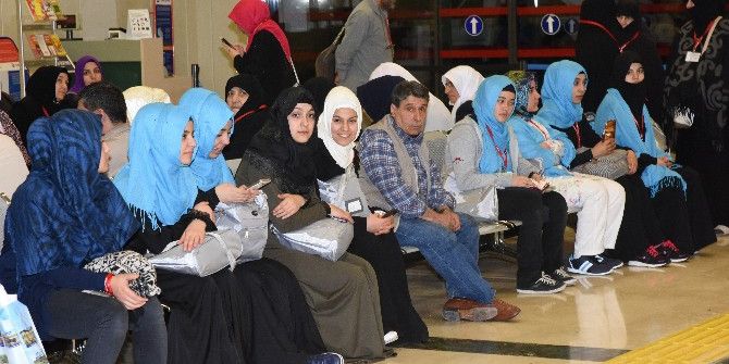 Öğrenciler Dualarla Umreye Gönderildi