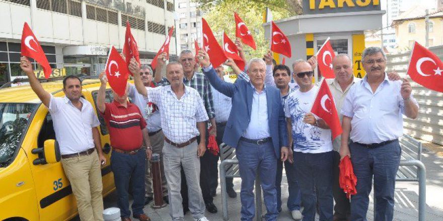 Darbe Girişimine Tepki Olarak Taksicilere Türk Bayrağı