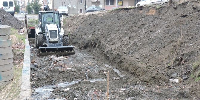Lalapaşa’da Dere Temizlik Çalışması