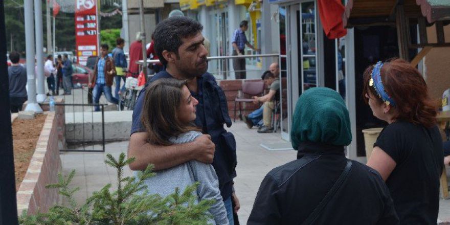 Genç Kız Polise Sarılarak Ağladı