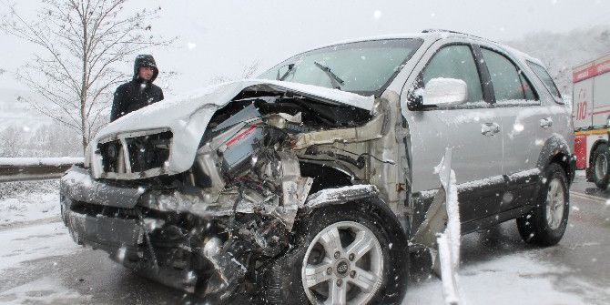 Kocaeli’de 2 Araç Kafa Kafaya Çarpıştı: 1 Yaralı