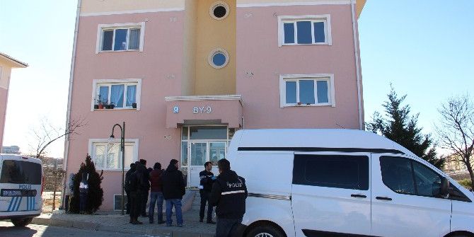 Öfkeli Koca Tartıştığı Eşinin Başına Silah Kabzasıyla Vurdu, Etrafa Ateş Açtı