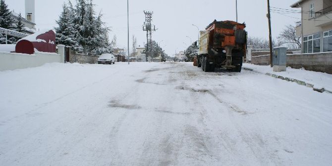 Kırşehir Merkezde Bağlantısı Kar Yağışı Nedeni İle Kesilen Köy Yolları Açıldı