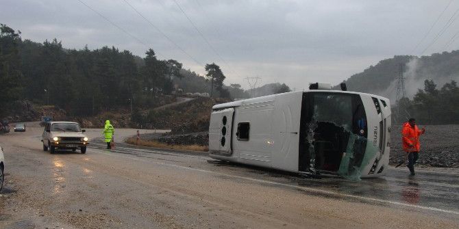 Antalya’da Turist Midibüsü Devrildi: 13 Yaralı