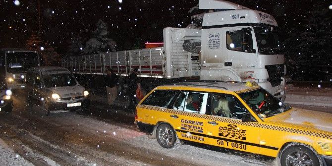 Kar Yağışı Sürücülere Zor Anlar Yaşattı