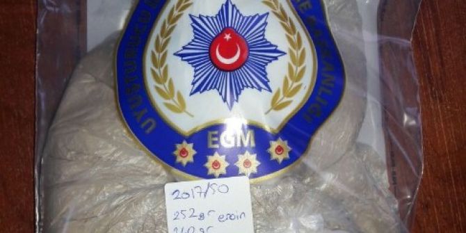 Varis Çorabının İçine Gizlenmiş 492 Gram Eroin Maddesi Ele Geçirildi