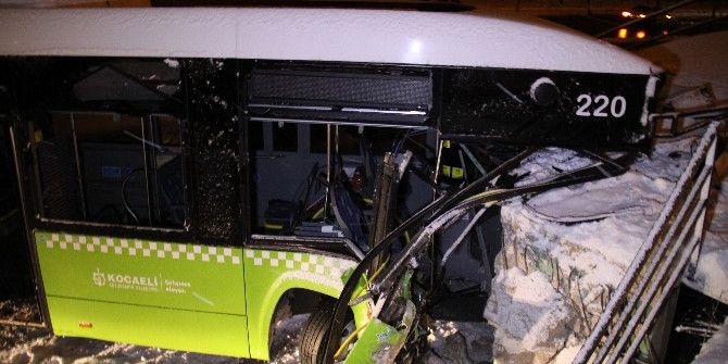 Karda Kayan Halk Otobüsü Duvara Girdi: 1 Yaralı