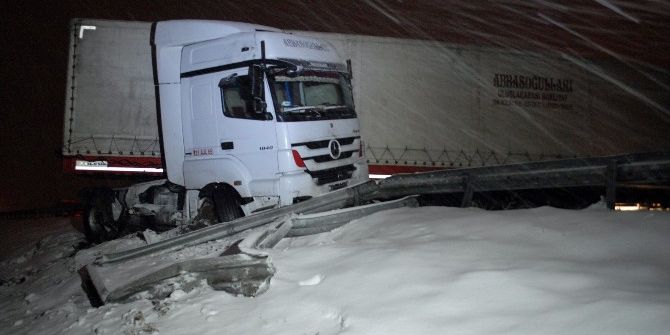 Tem Otoyolunda Kayan Tır Yolu Trafiğe Kapadı