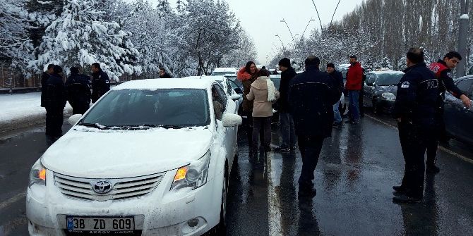 Polis, ’Dur’ İhtarına Uymayan Otomobili Lastiklere Ateş Ederek Durdurdu