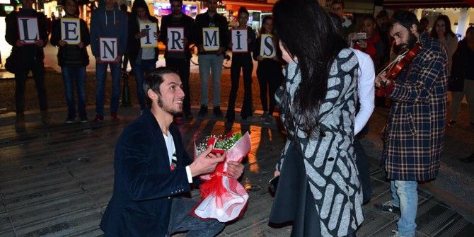 Doğum Gününe Gittiğini Zanneden Sevgiliye Çarşı Merkezinde Sürpriz Evlilik Teklifi