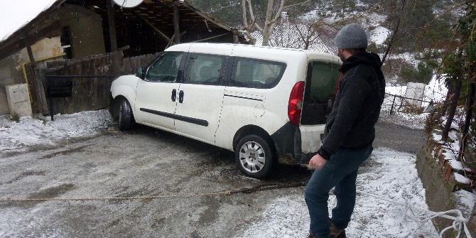 İstanbul’da Yollar Buz Pistine Döndü