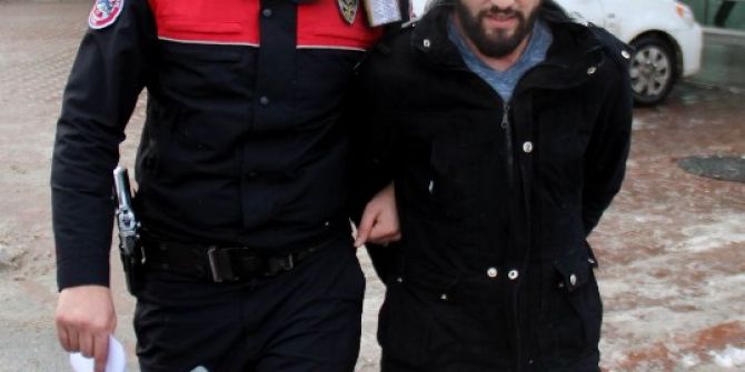 Polisten Kaçan Otomobilde Silah Çıktı