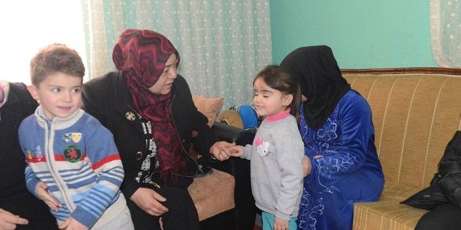 Vali Özefe’nin Eşi Hacer Özefe, Suriyeli Aileleri Ziyaret Etti