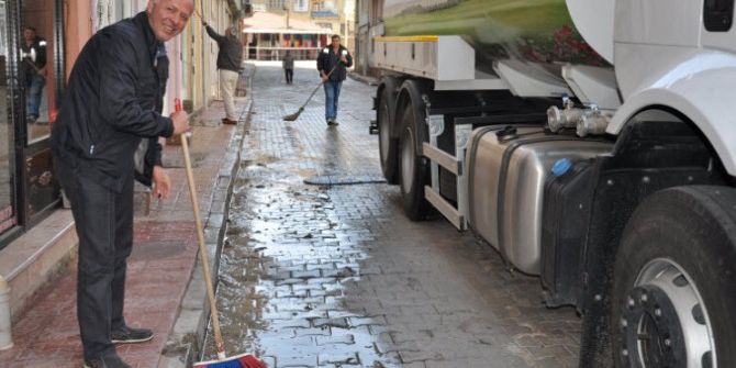 Çarşı Esnafından Çevre Temizliğine Tam Destek