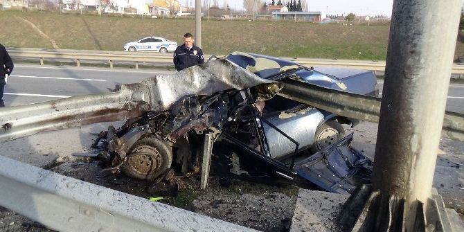 Bariyer Otomobile Ok Gibi Saplandı: 1 Ağır Yaralı