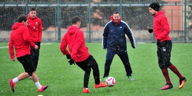 İnegölspor Ergün Penbe İle İlk Maçına Hazırlanıyor