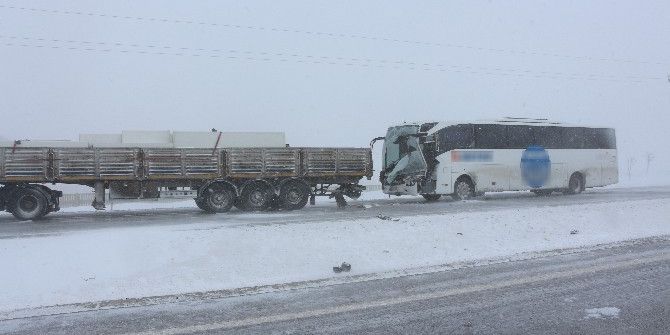 Yolcu Otobüsü Tıra Çarptı: 1 Ölü, 10 Yaralı