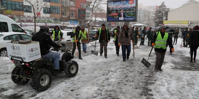 Başkan Akdoğan Ekiplerle Birlikte Kar Küredi