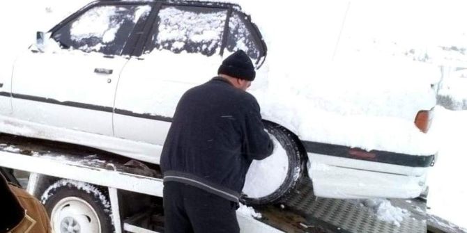 Karlı Yolda Mahsur Kalan Araçlar Kurtarıldı