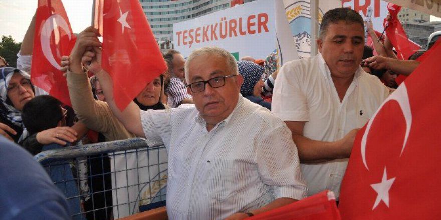 Kayseri Ticaret Borsasından Demokrasi Nöbetinde Türk Bayrağı Dağıttı