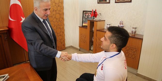 Vali Kamçı Avrupa Şampiyonu Engelli Sporcuyu Kabul Etti