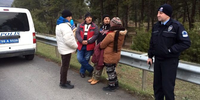 Polis Noktasını Gören Sürücü Suriyelileri Bırakıp Kaçtı