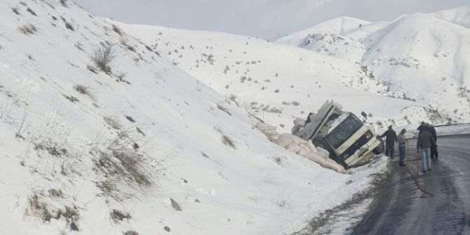Saman Yüklü Kamyon Yan Yattı