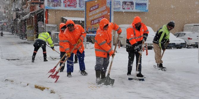 Bozüyük’te Yoğun Kar Yağışı İlçeyi Etkisi Altına Aldı