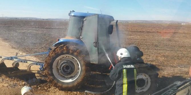 Tarlayı Süren Traktör Alev Aldı