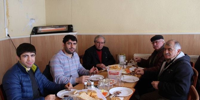 Şampiyon Olabilmek İçin Her Gün Cağ Kebap Yiyor