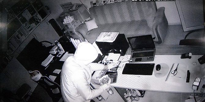 İş Yerinde Hırsızlık Anı Güvenlik Kamerasına Yansıdı