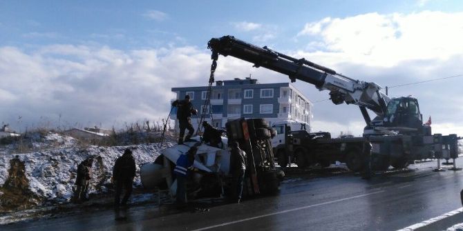 Buzdan Kayan Beton Mikseri Devrildi
