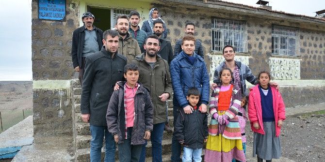 Üniversiteli Gençler Köy Okulunu Boyadı