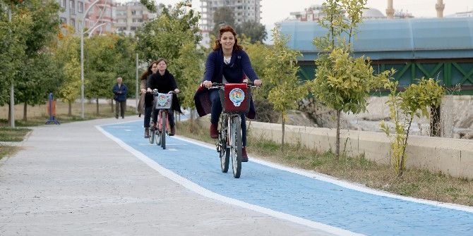 Mezitli’de Belediye Personelinin Bisikletli Mesaisi