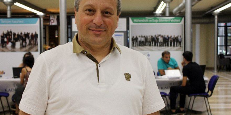 Rektörden Tercih Dönemi Çağrısı: "Ülkedeki Sıkıntılar Nedeniyle Gençlerin Geleceğini Tehlikeye Atamayız"