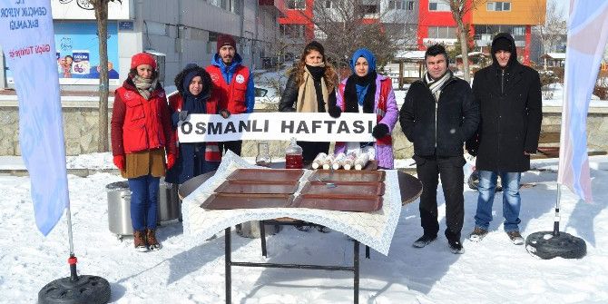 Gençler Vatandaşlara Osmanlı Şerbeti İkram Etti