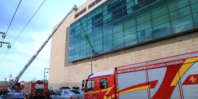 Ankara’da Avm Çatısında Yangın