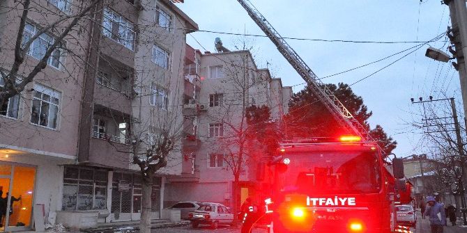 5 Katlı Binanın Çatısında Çıkan Yangın Korkuttu