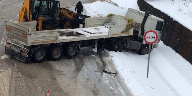 Yoğun Kar Ve Buzlanma Tır’ı Yol Kapattırdı