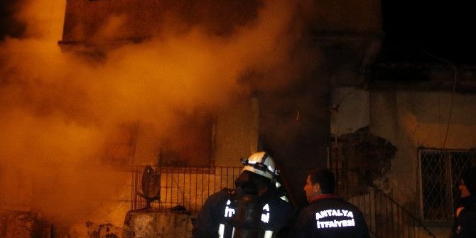 Antalya’da Çıkan Yangın 2 Katlı Evi Kül Etti
